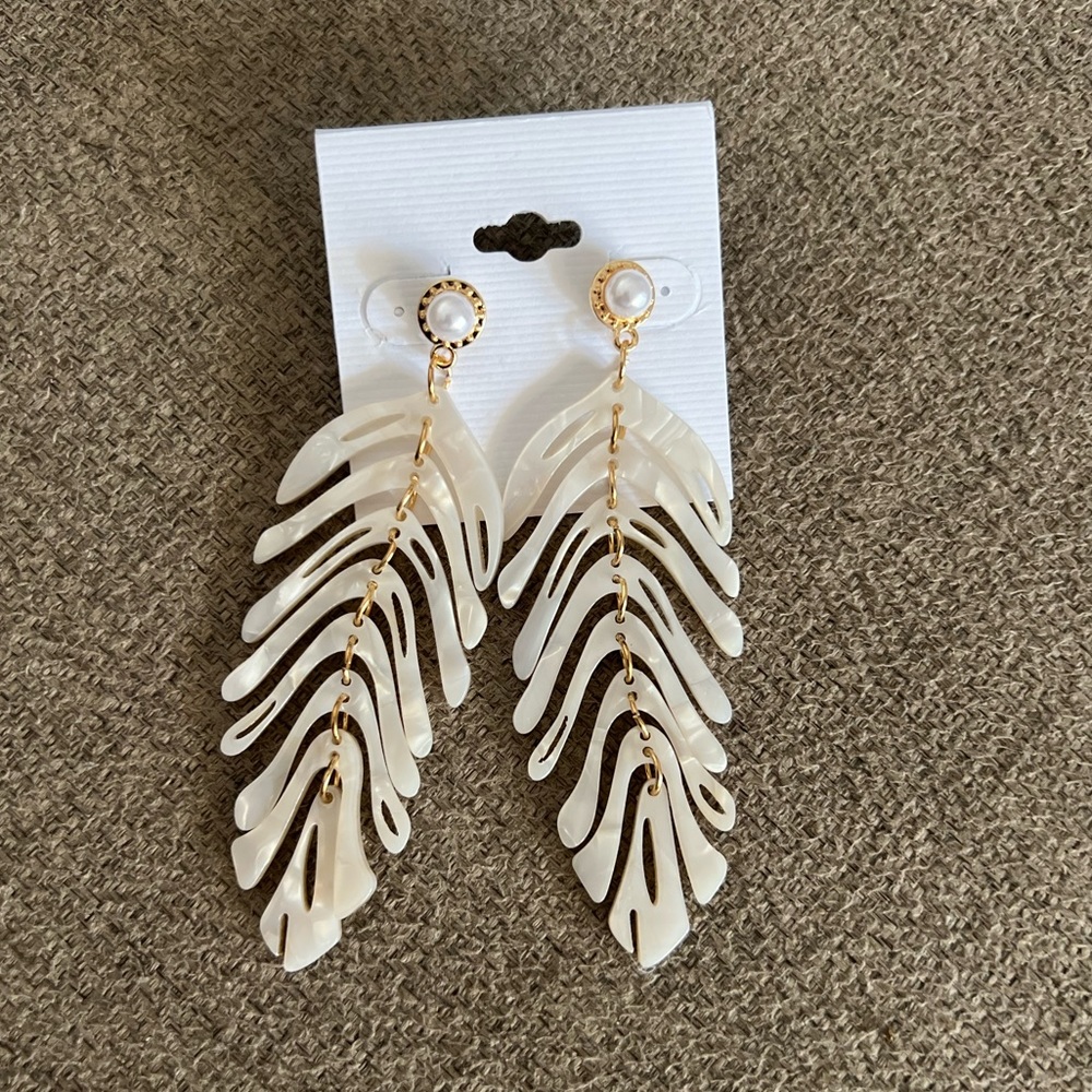 🌴Tropical Fern leaf earrings tiered acrylic design faux pearl accents NWOT